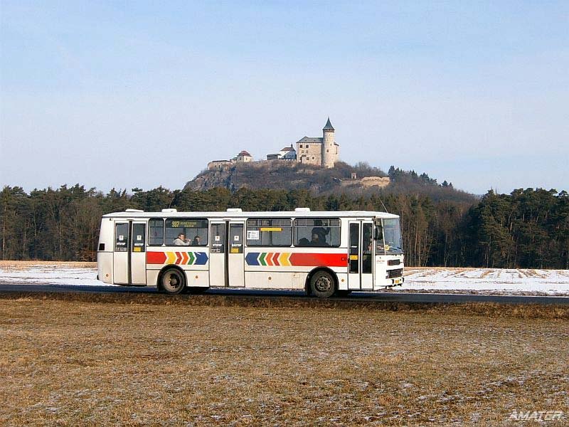 Eine Fotofahrt mit Pardubicer Karosa B732 Nr. 1, auf der Landstrasse zischen Raby und Kunetice mit der Kulisse der Burg Kuneticka hora. 3. 3. 2006