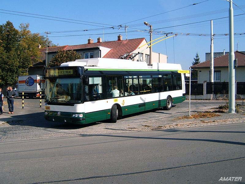 Eine Fotosonderfahrt mit Skoda-Irisbus 24Tr Nr. 498 in der engsten Trolleybus-wendeschleife in Tschechien - in Plzen-Cernice (dort endet Linie Nr. 13). 15. 10. 2005