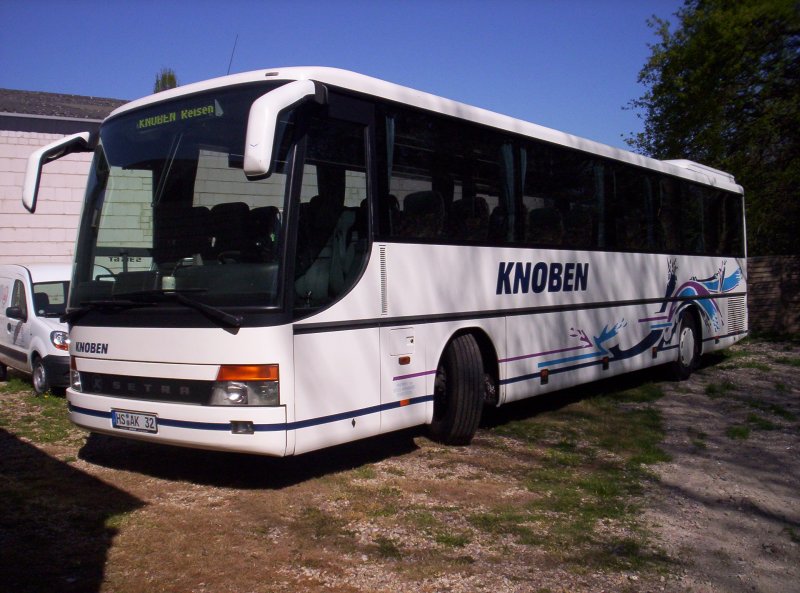 Einer der reisebusse von Knoben auf ihrem Betriebshof in Heinsberg.