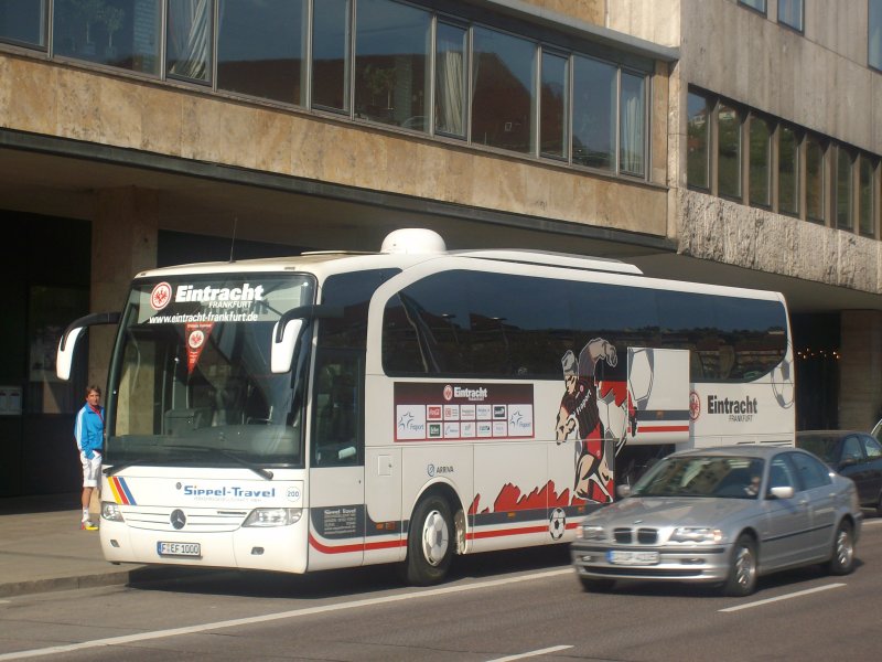 Eintracht Frankfurt Bus vorm Hotel in Stuttgart          25.04.2009