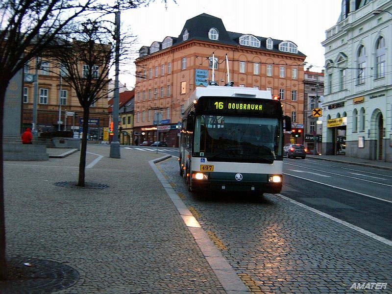 Erste Pilsener Skoda-Irisbus 24Tr Nr. 497 in ersten Tge seiner Ersatz in Plzen kommt unter der Linee Nr. 16 in die Haltestelle Americka. 18. 12. 2004