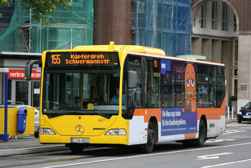 EVAG 4021 (E-VG 4021) Mercedes O 530 Steht als Linie 155 abfahrbereit richtung Essen Kupferdreh am Essener HBF.
Der Wagen ist mit Werbung fr den WDR (Westdeutscher Rundfunk) versehen.
Aufgenommen am 5.8.2009