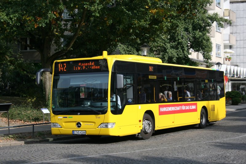 EVAG 4166 auf der Linie 142 am Brgermeiter Fiedler Platz in Essen Kettwig am 21.9.2009.
Der Wagen trgt EVAG Eigenwerbung.