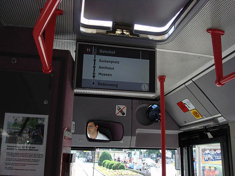 Fahrgastinfo im MAN-Niederflurbus der Linie 11, Sekunden vor der Abfahrt ab Bahnhofplatz Biel/Bienne, 23. Mai 2009, 11:28