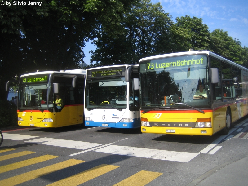 Fahrzeug Versammlung beim Bahnhofquai wegen eines Rotlichts am 25.6.09. Links aussen steht der Bucheli Citaro Nr. 29. In der Mitte der Citaro 718 vom vbl Subunternehmer Heggli, und rechts der Setra Nr. 27, ebenfalls von PU Bucheli.