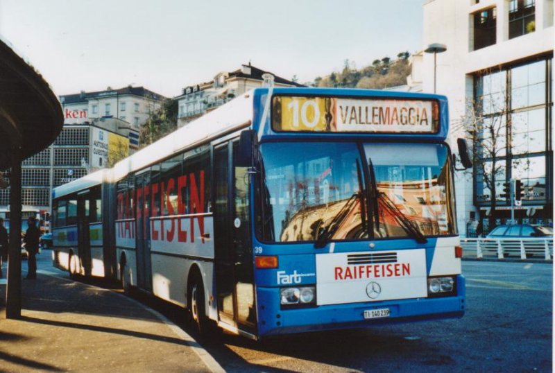 FART Locarno Nr. 39/TI 140'239 Mercedes O 405G am 8. Dezember 2008 Locarno, Bahnhof (mit Vollwerbung fr  Raiffeisen )