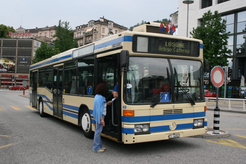 FART, Locarno, Nr. 45 (TI 64'945, Mercedes-Benz O405N2, 1993) am 17.5.2009 beim Bahnhof Locarno. 
