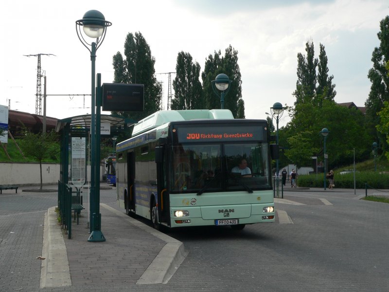 FF-O 531 als Linie 580 in Richtung Grenzbrcke, vor dem Bahnhof Frankfurt (Oder) am 21.7.2007