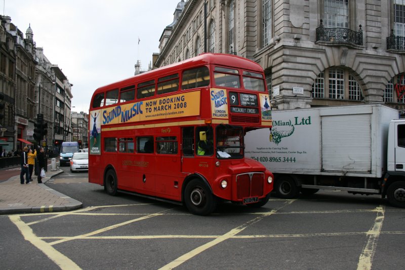 First RM1218 (AEC Routemaster R2RH1, 1962) am 16.10.2007 am Piccadilly Circus. 