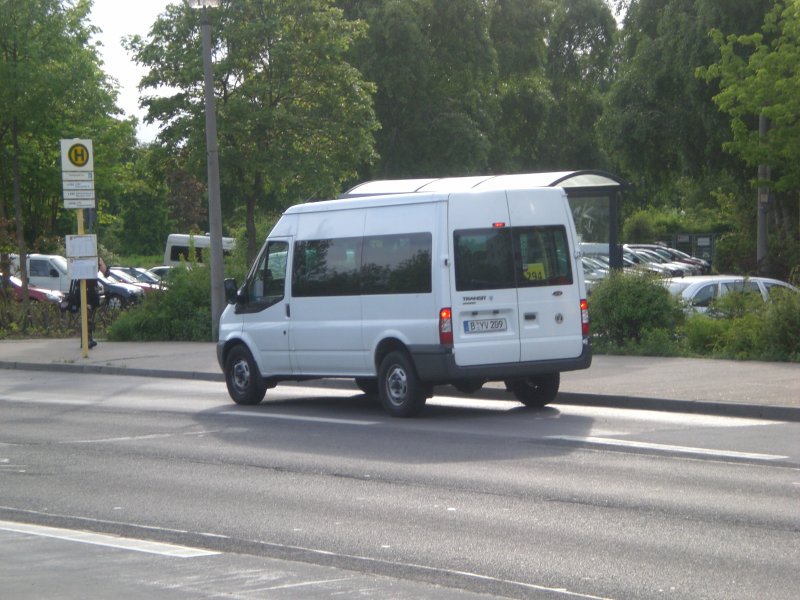Ford-Midibus auf der Linie 294 nach Hohenschnhausen Gehrenseestrae an der Haltestelle Hohenschnhausen Seehausener Strae.