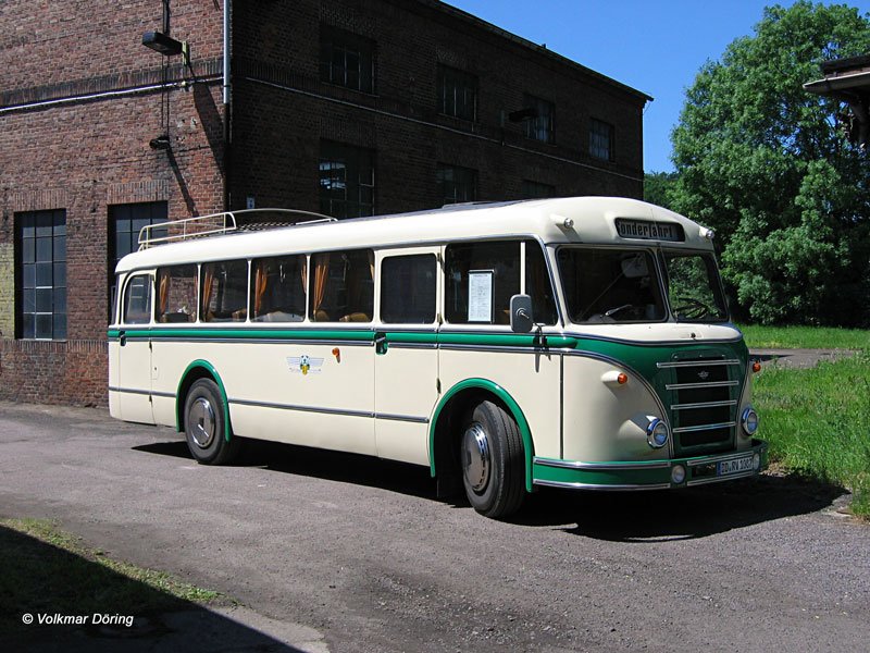 Frontansicht eines Oldtimer-Bus IFA H6B/L, gesehen in Nossen am 18.06.2005
