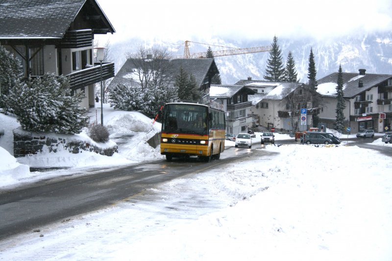 Fr den Sportbus auf dem Flumserberg wird whrend der Wintersaison jeweils ein fremdes Fahrzeug angemietet. Im Winter 2006/2007 war dies der GR 102'332 (Setra 213UL, 1994) aus St. Moritz, hier am 3.1.2007 zwischen Tannenboden Post und Tannenboden Kabinenbahn. 