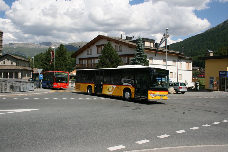 Gefolgt vom Ortsbus fhrt Setra 415NF GR102'374 (2007) der Regie durch St. Moritz Bad. 30.7.2008. 