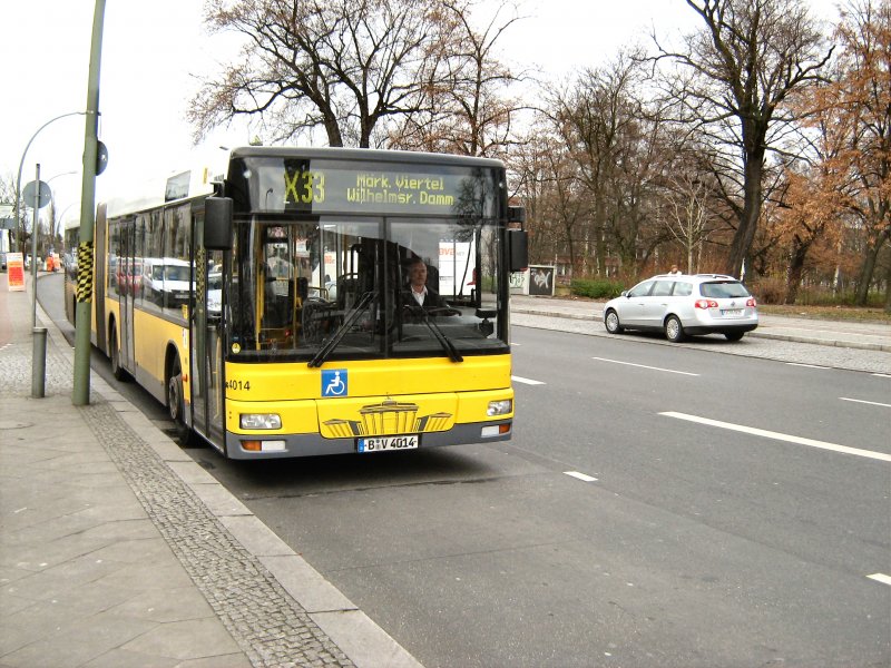 Gelenkbus 4014 am Bahnhof Spandau als Expreebus X33, 13.12.2007