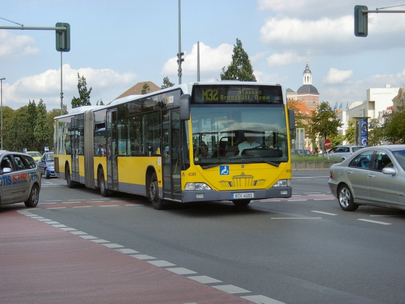 Gelenkbus 4081 der BVG im Strassenverkehr am Bahnhof Spandau, 9.9.2008