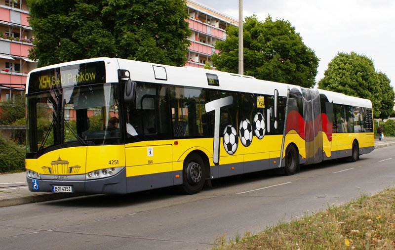 Gelenkbus der BVG, X54  an der Endhaltestelle Hellersdorf Nossener Strae. 12.07.2008  