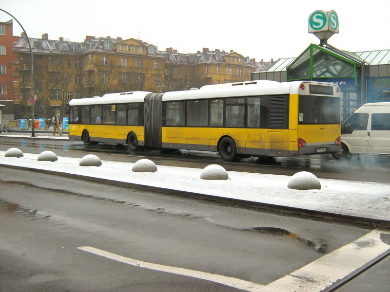 Gelenkbus der Linie M44 an der haltestelle Hermannstrasse, ein Hauch von Winter in berlin 6.1.2008