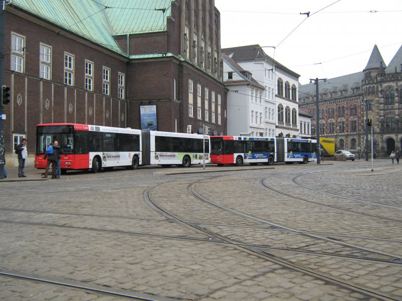 Gleich 2 MAN NG313 der BSAG stehen vor der Glocke an der Haltestelle Domsheide. Diese 30 Busse wurden im Frhjahr 2002 von der MAN Nutzfahrzeuge geliefert. Das besondere bei diesen Bussen ist das die Sitze mit einem Stoff bezogen sind, der diverse Bremen Motive darstellt. Ausserdem ist der Linienverlaufsanzeiger jetzt in LCD Anzeige und nichtmehr Schwarz auf weiss wie blich.