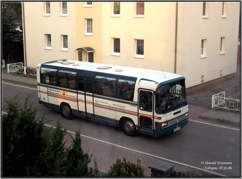 Gleich ist Feierabend: ein Mercedes-Benz O303 in der Uebigauer Feldstraße. Die Fahrgäste dieser Linie genießen einen  HomeService . Uebigau, 07.11.06.