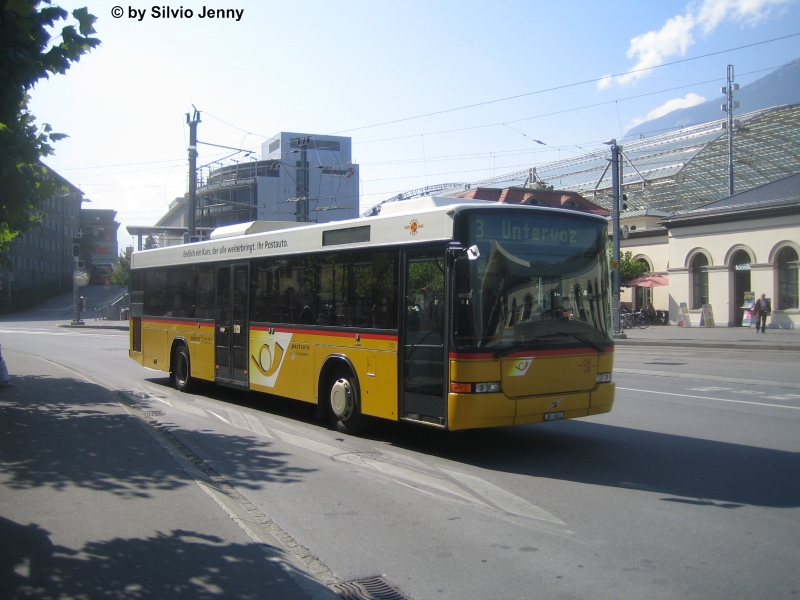 GR 5865 (PU Dünser, Volvo/Hess B10L) am 22.9.09 in Chur, Bahnhof. Die Postautos der Churer Linie 3 sind die einzigen, die nicht in der grossen Halle, sondern am Bhf.Platz halten.