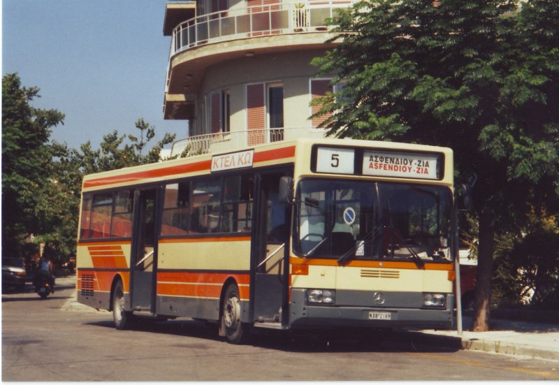 Griechenland/Insel Kos/Kos-Stadt,August 2002,MB-Linienbus in Richtung Zia.Der Bus lief vorher in Karlsruhe,im Bus kleben noch die Linienplne von Karlruhe.....
Der Bus hat keine Klimaanlage,dar lassen sich aber die Seitenfenster aufschieben.(scan).