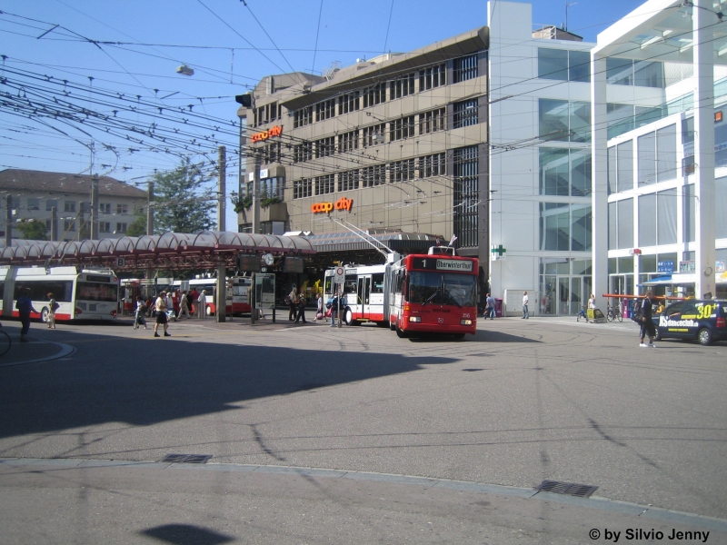 GTZ 156 verlsst am 1.8.09 den Hauptbahnhof von Winterthur. Anlsslich des Nationalfeiertags waren die Busse mit Flaggen geschmckt.