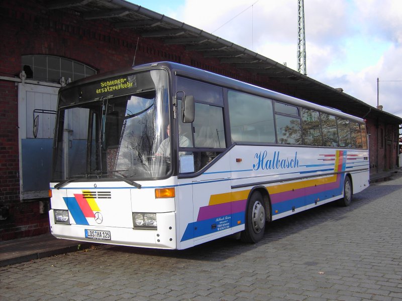 Halbasch-Reisen im Schienenersatzverkehr fr DB Bahn, am Bahnhof Guben