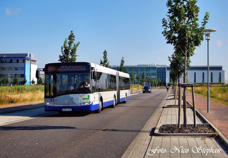 Havelbus Solaris 1194 passiert die paradehafte Strae vor der Kulisse des Golmer Wissenschaftsparkes,im Einsatz war Er auf der Linie 606 Alt-Golm - Potsdam Hbf. (10.07.09)