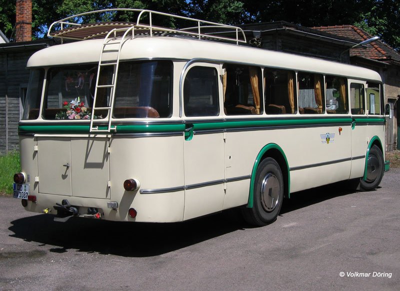 Heckansicht eines Oldtimer-Bus IFA H6B/L, gesehen in Nossen am 18.06.2005