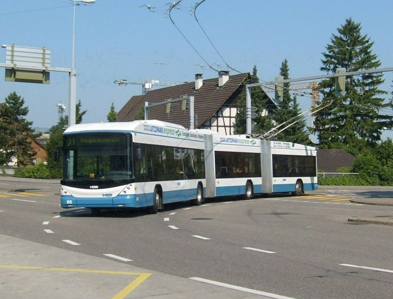 Hess Doppelgelenktrolleybus Nr. 65 beim Wenden auf der Linie 31 in Schlieren am 1. Juli 2008