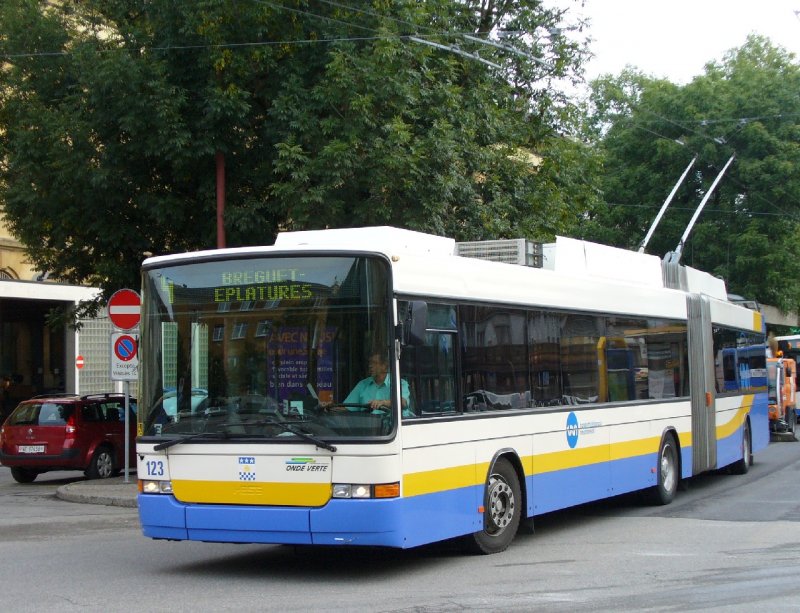 Hess Swisstrolley Gelenk Trolleybus Nr 123 bei der Haltestele vor dem SBB Bahnhof in La Chaux de Fonds am 07.09.2007