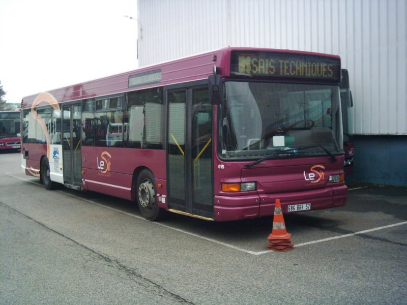 Heuliez GX 317 mit der Wagennummer 015 in Pompey (F)