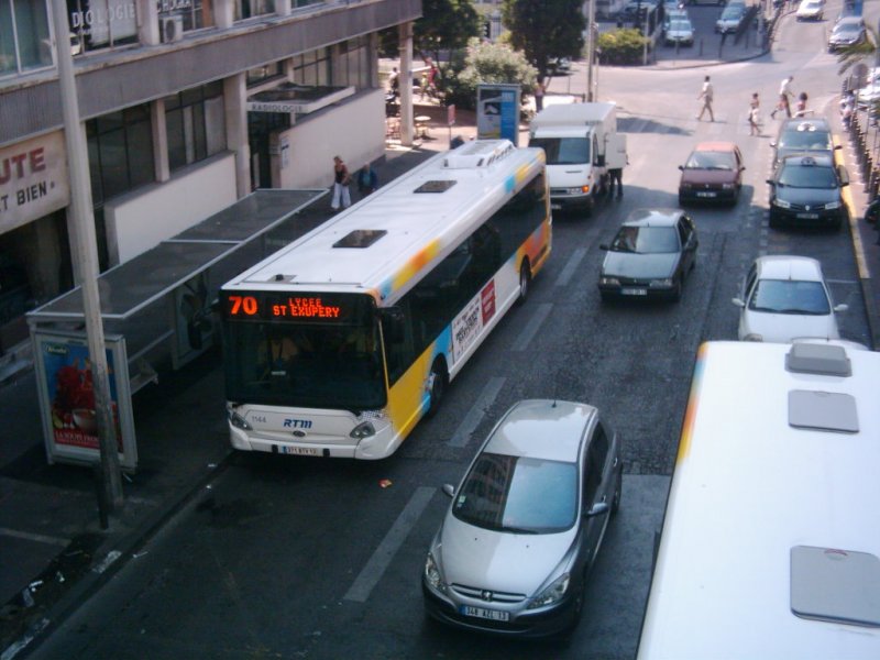 Heuliez GX 327 vor dem Einkaufszentrum  Centre Bourse  in Marseille.