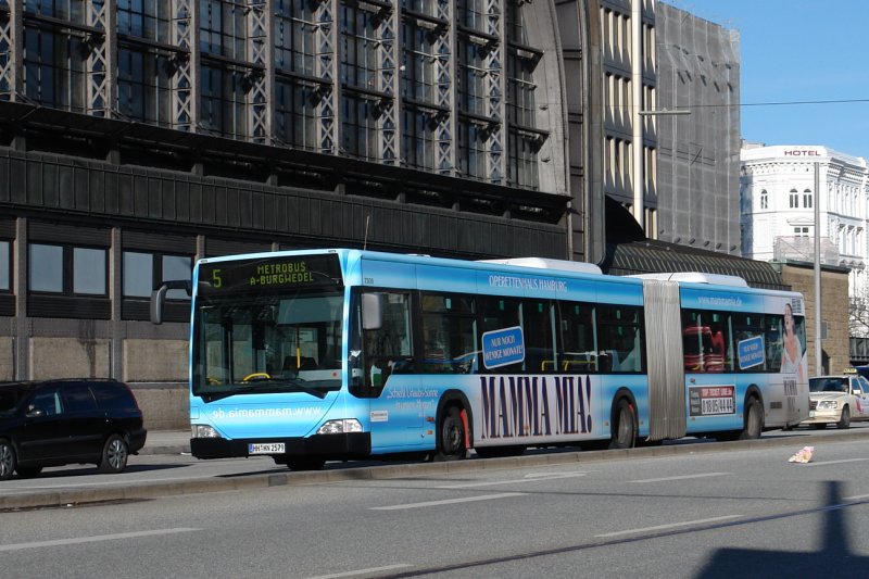 HHA 7509 mit der Metrobus Linie 5 nach A-Burgwedel am HBF Hamburg.
Werbung: Mamma Mia
Mrz 2006