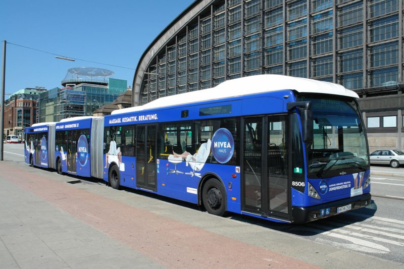 HHA 8506 macht Pause vor dem HBF Hamburg.
Werbung. Nivea Haus
Juni 2006