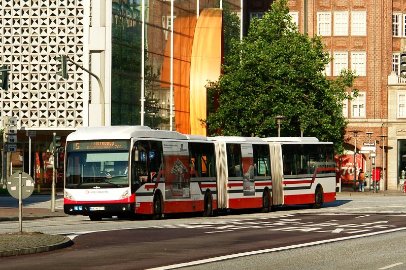 HHA 8715 hat gleich mit der Metrobus Linie 5 seinen Endhalt Hamburg ZOB erreicht.
Werbung: Hamburger Hochbahn
Juli 2008