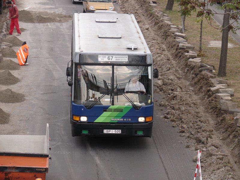 Hier ein Ikarus 415 an der Endhaltestelle der M2 rs vezr tere in Budapest.