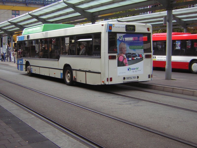 Hier ist ein MAN Erdgasbus zu sehen. Bei diesem Fahrzeug ist die Werbung auf dem Heck zu beachten,sie zeigt Werbung vom SaarVV. Auch dieses Foto habe ich am 15.09.2009 am Hauptbahnhof in Saarbrcken gemacht.