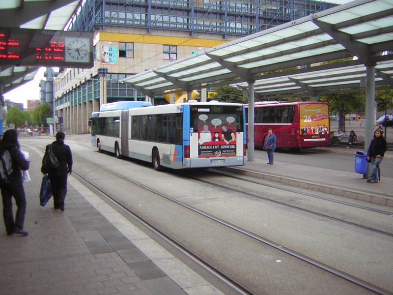 Hier ist ein MAN Gelenkbus zu sehen. Das Foto wurde am 15.09.2009 in Saarbrcken am Hauptbahnhof aufgenommen.