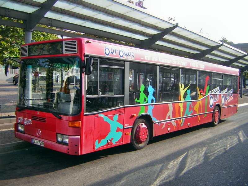 Hier ist ein Mercedes Bus von der Firma Bur Busse zu sehen. Der Bus wird die Linie R10 fahren.