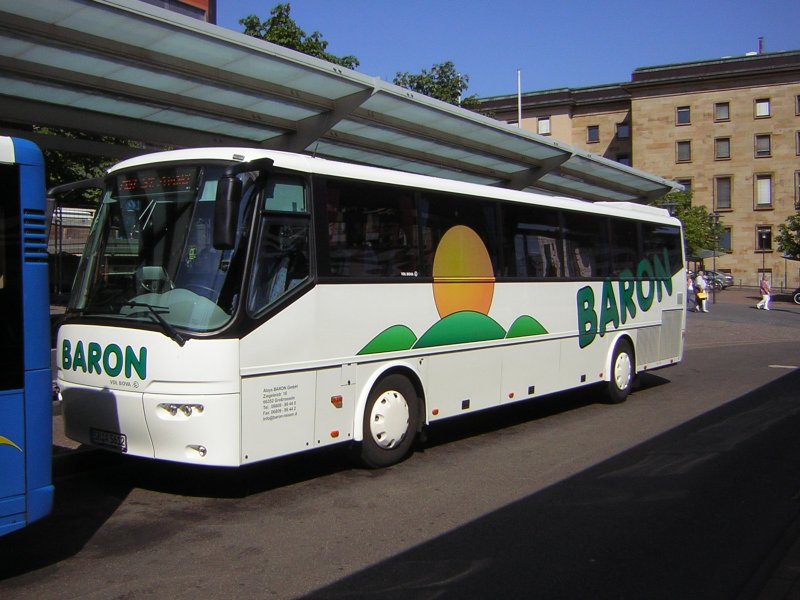 Hier ist ein Reisebus der Firma Baron-Reisen zu sehen. Dieser Bus fhrt zum Zweibrcker Flughafen.