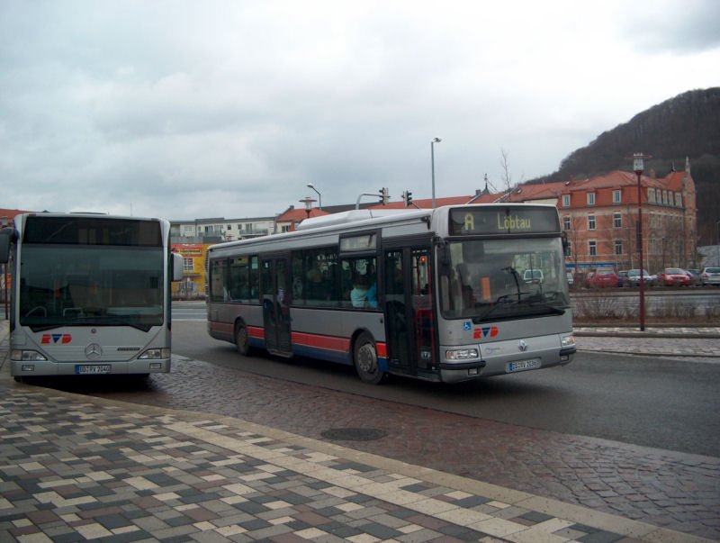 Hier ein Renault (DD-RV 2036) des RVD als Stadtverkehrs-Linie A von Freital am Busbahnhof Deuben. Links nochmals die Front des Citaro (DD-RV 2040). (9.02.07)