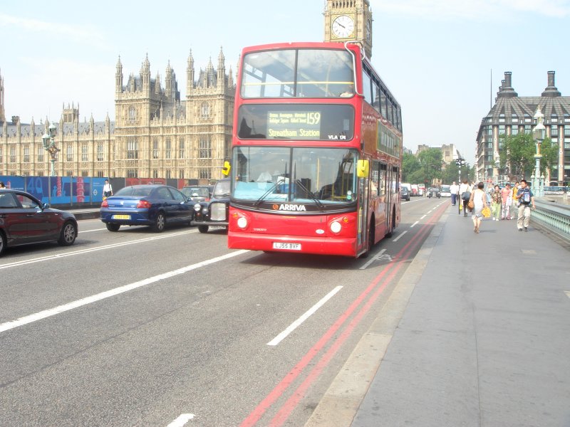 Hier fhrt ein Arriva Doppelstockomnibus ber die Westminster Bridge  
in London. Im Hintergrund sieht man den Big Ben