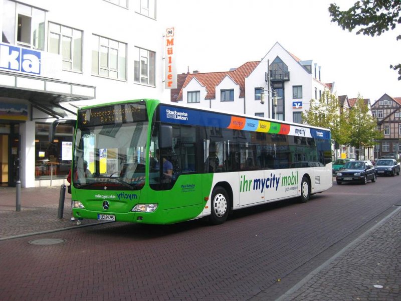 Hier habe ich einen von vier Stadtbussen der niederschsischen Kleinstadt Uelzen abgelichtet. Der Stadtbusverkehr, beauftragt von den Stadtwerken Uelzen, wird von einem ortsansssigen Unternehmer ausgefhrt - die Stadtwerke stellen dabei die Busflotte, bestehend aus vier baugleichen Citaros. Hier ist der UE-PS 95 auf der Gudesstrae zu sehen. 