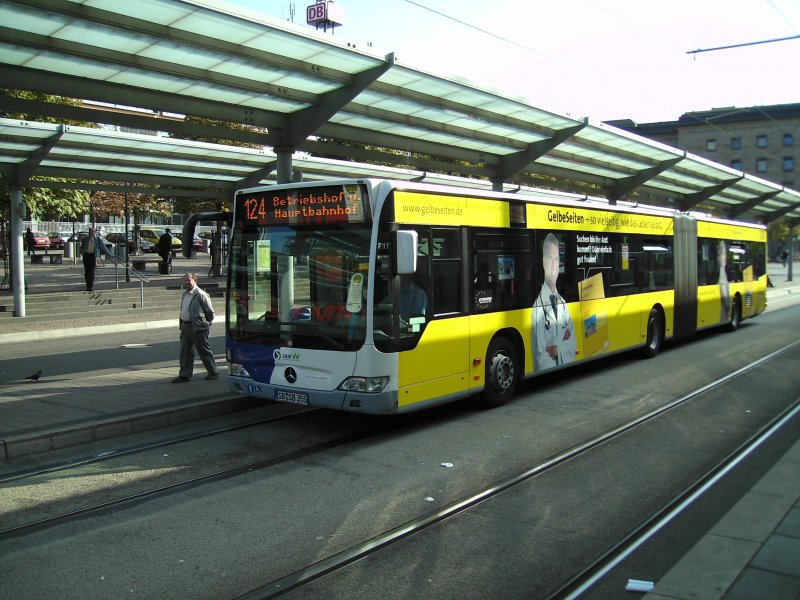 Hier habe ich nochmal den Citaro Gelenkbus mit Gelbe Seiten Werbung Fotografiert. Ich glaube das dieses Foto besser ist als das erste. Das Foto wurde am 26.09.2009 in Saarbrcken aufgenommen.