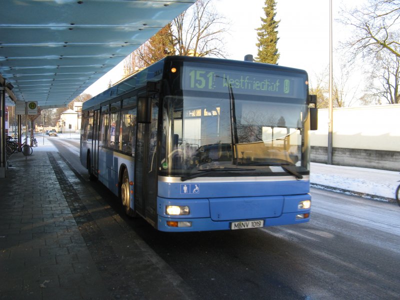 Hier kommt am 22.01.09 ein MAN NL 263 von Novak als Linie 151 am Westfriedhof an.