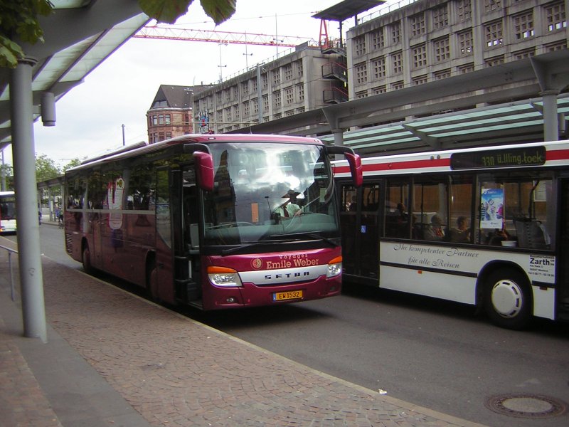 Hier schlngelt sich ein Fahrzeug der Firma Zarth Reisen an einem Setra Bus vorbei. Auch dieses Foto wurde am 15.09.2009 aufgenommen.