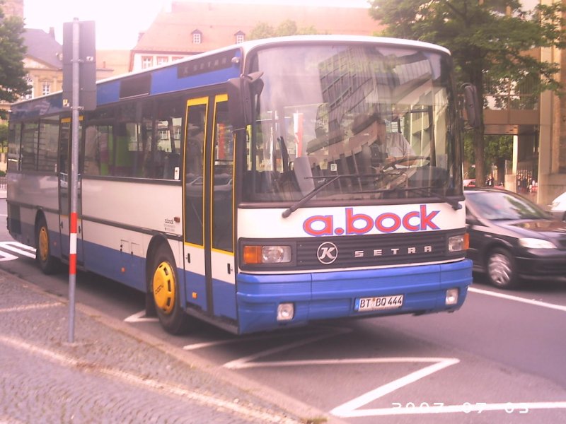 hier seht ihr einen Setra S 215 am Luitdpoldplatz in Bayreuth:Er wird als Stadt- und berlandbus eingesetzt