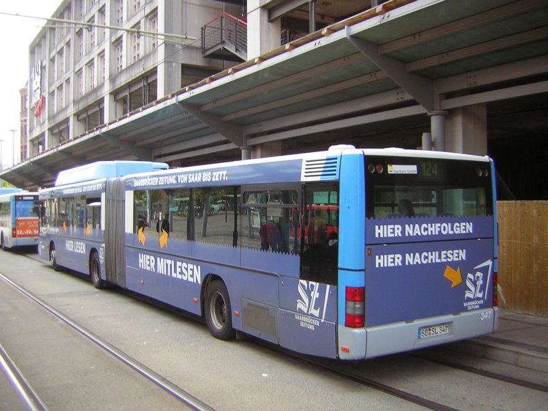 Hier sieht man einen MAN-Gelenkbus an seiner Haltestelle am Hauptbahnhof.