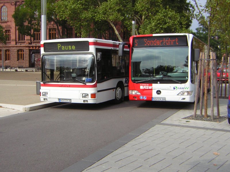 Hier stehen zwei Fahrzeuge der Firma Ruwertal Reisen nebeneinander.Die Aufnahme wurde am 10.09.2009 auf dem Landwehrplatz gemacht.